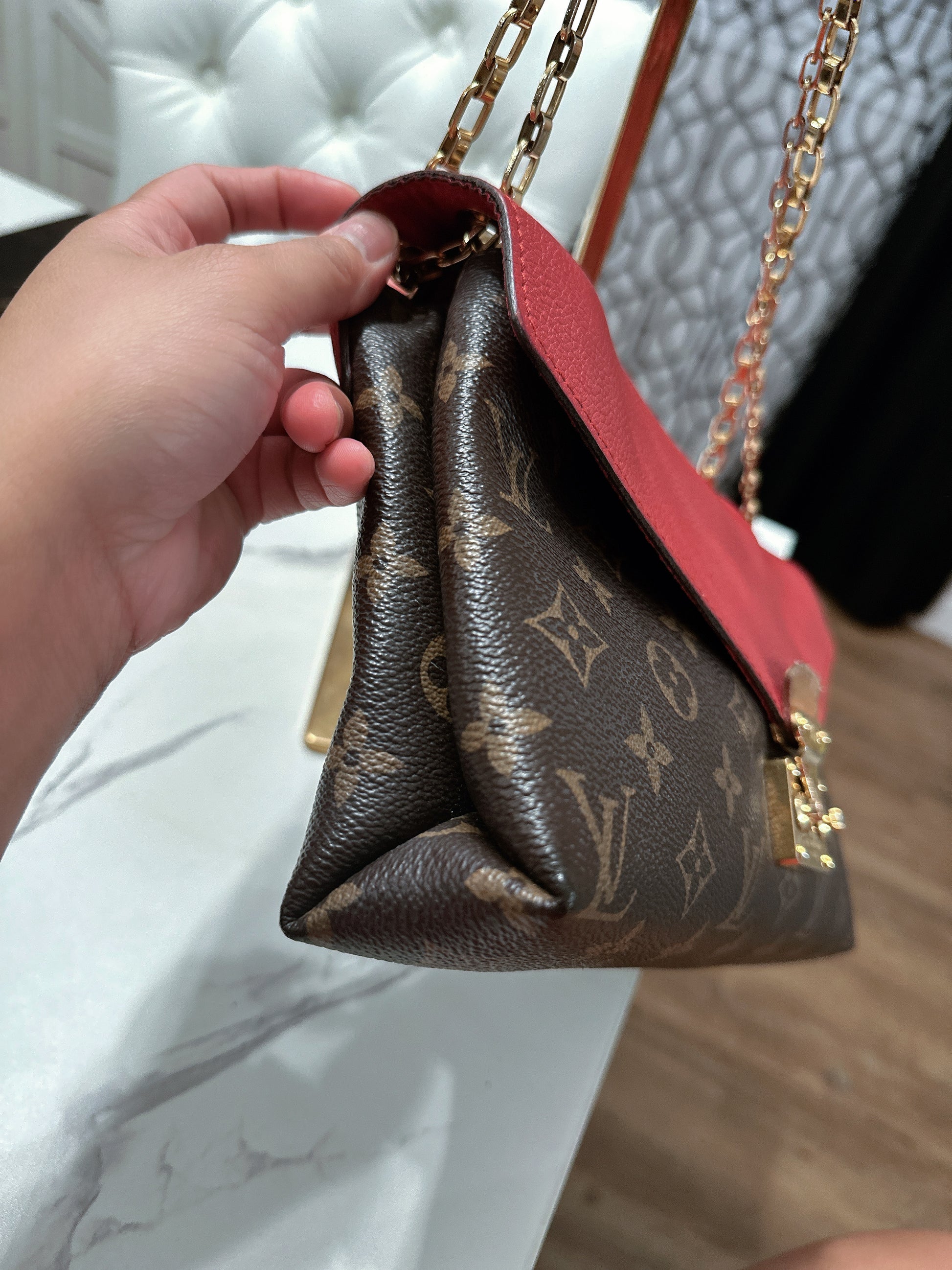 Pallas monogram chain image 9