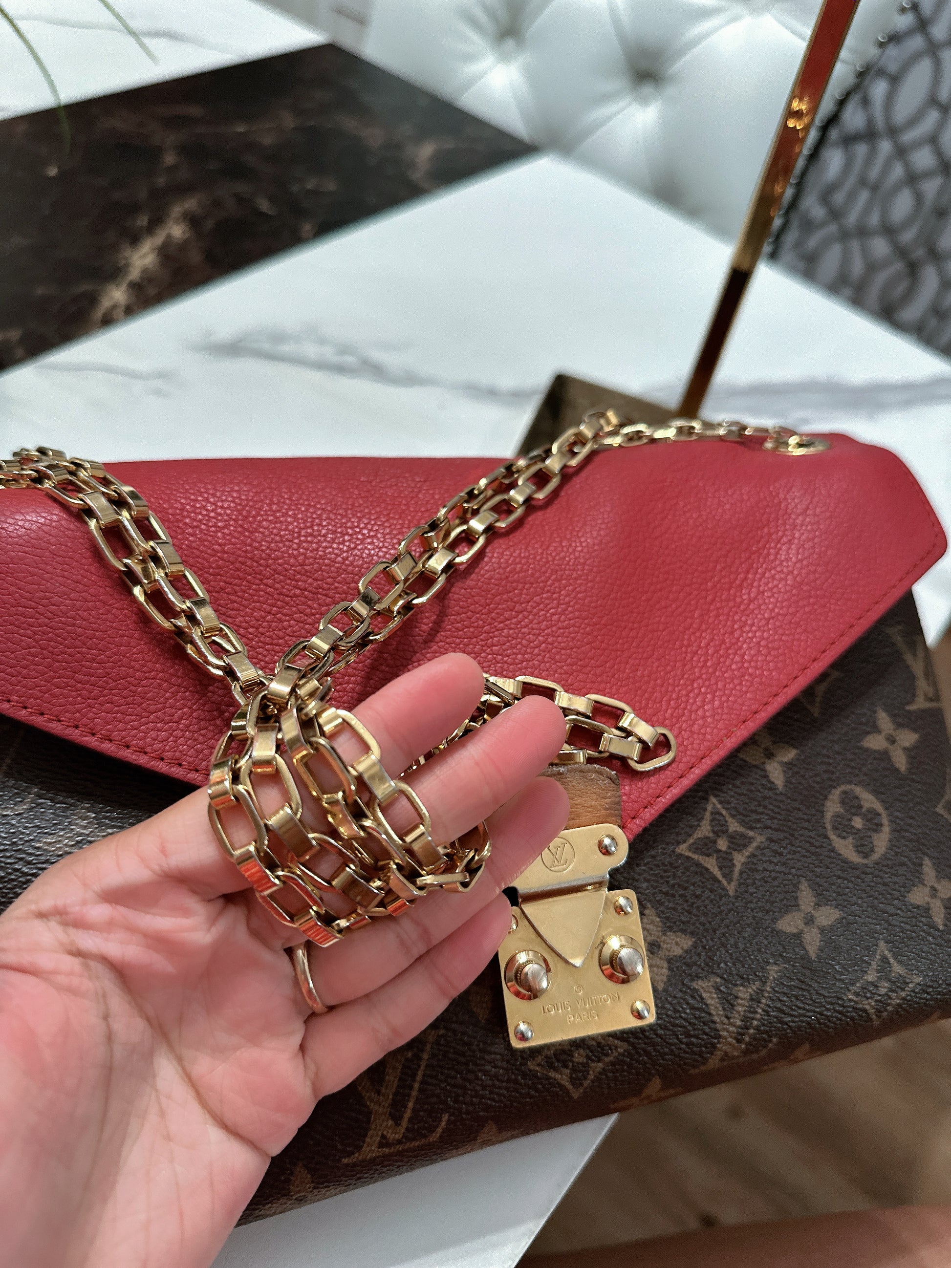 Pallas monogram chain image 11