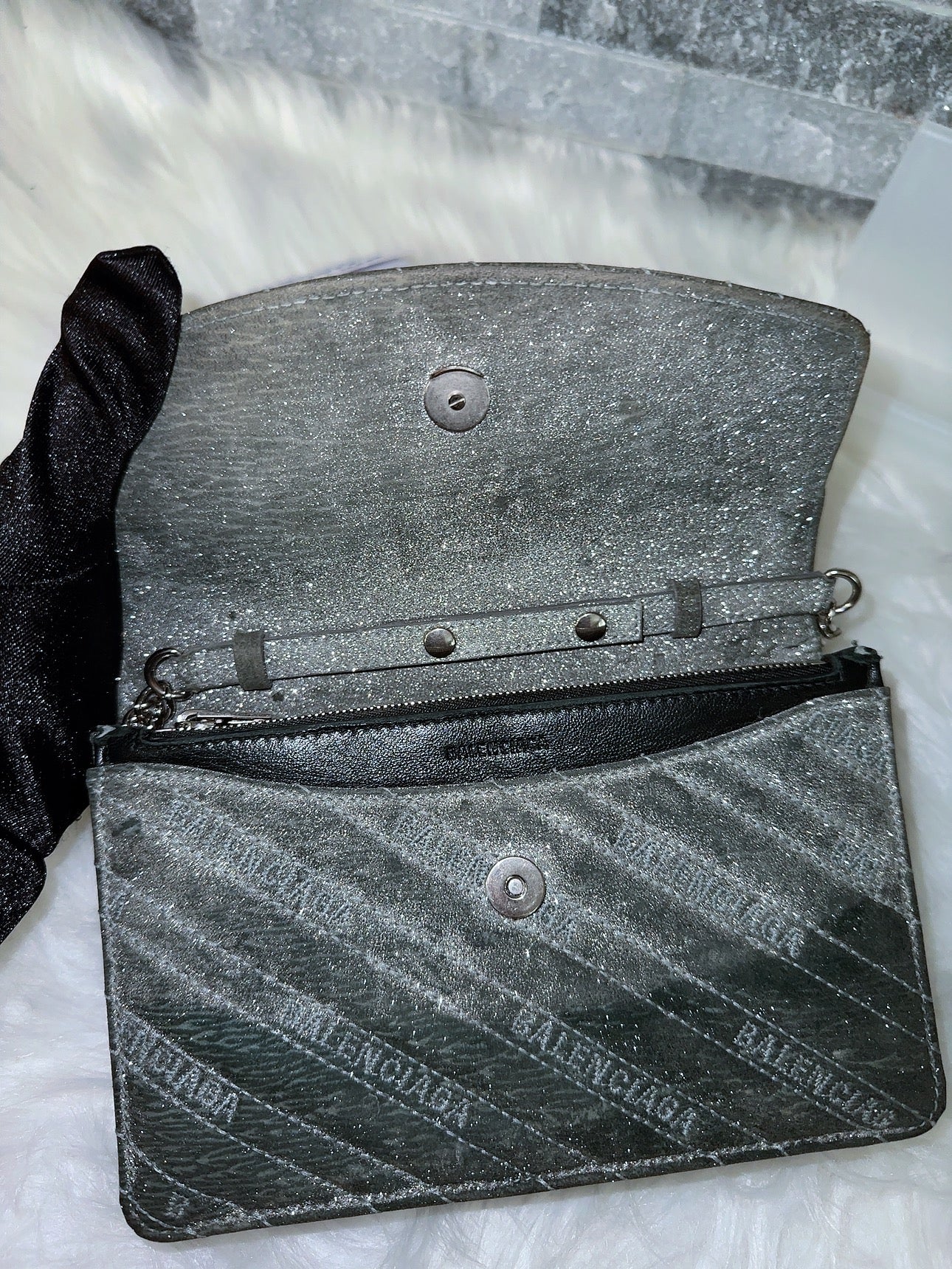 Glitter Logo Matelasse BB Wallet On image 8