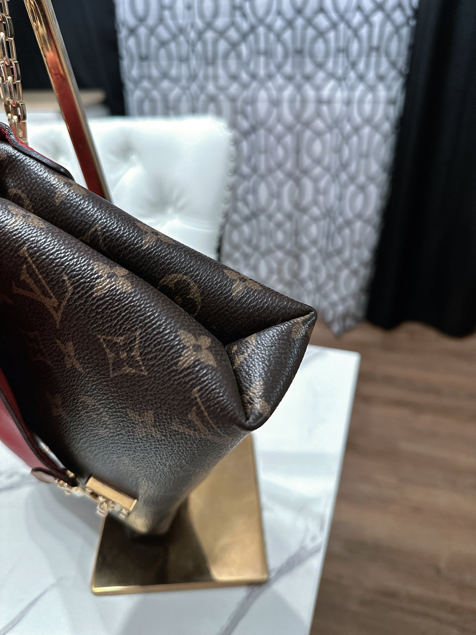 Pallas monogram chain image 10