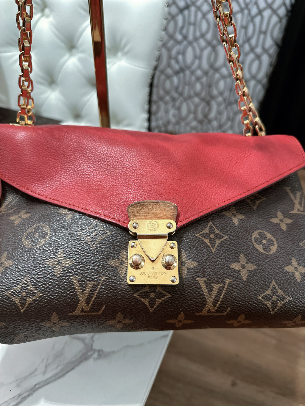 Pallas monogram chain image 8