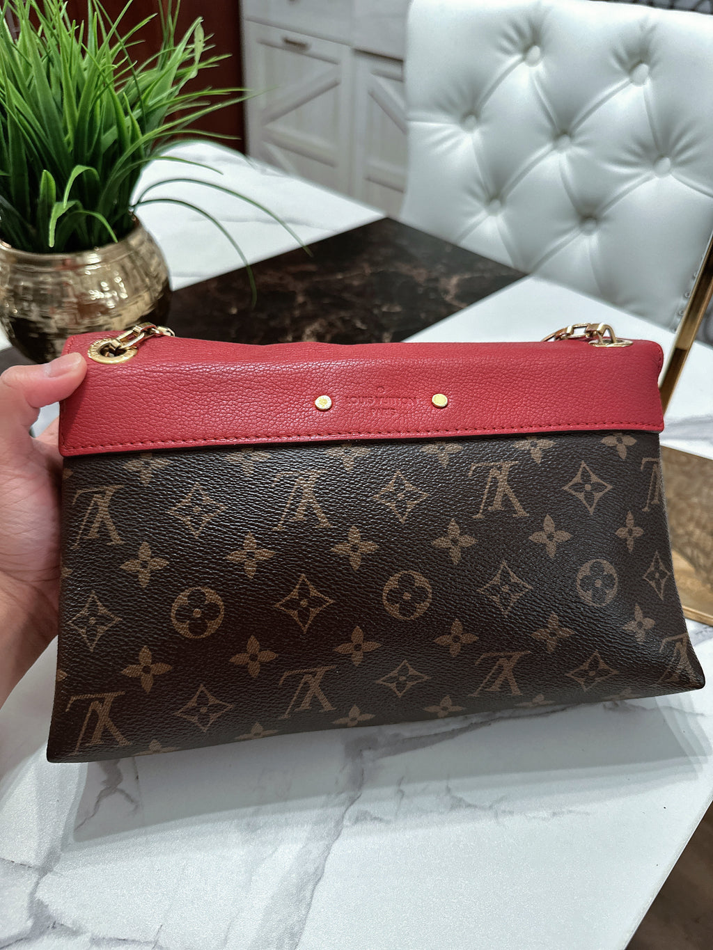 Pallas monogram chain image 12