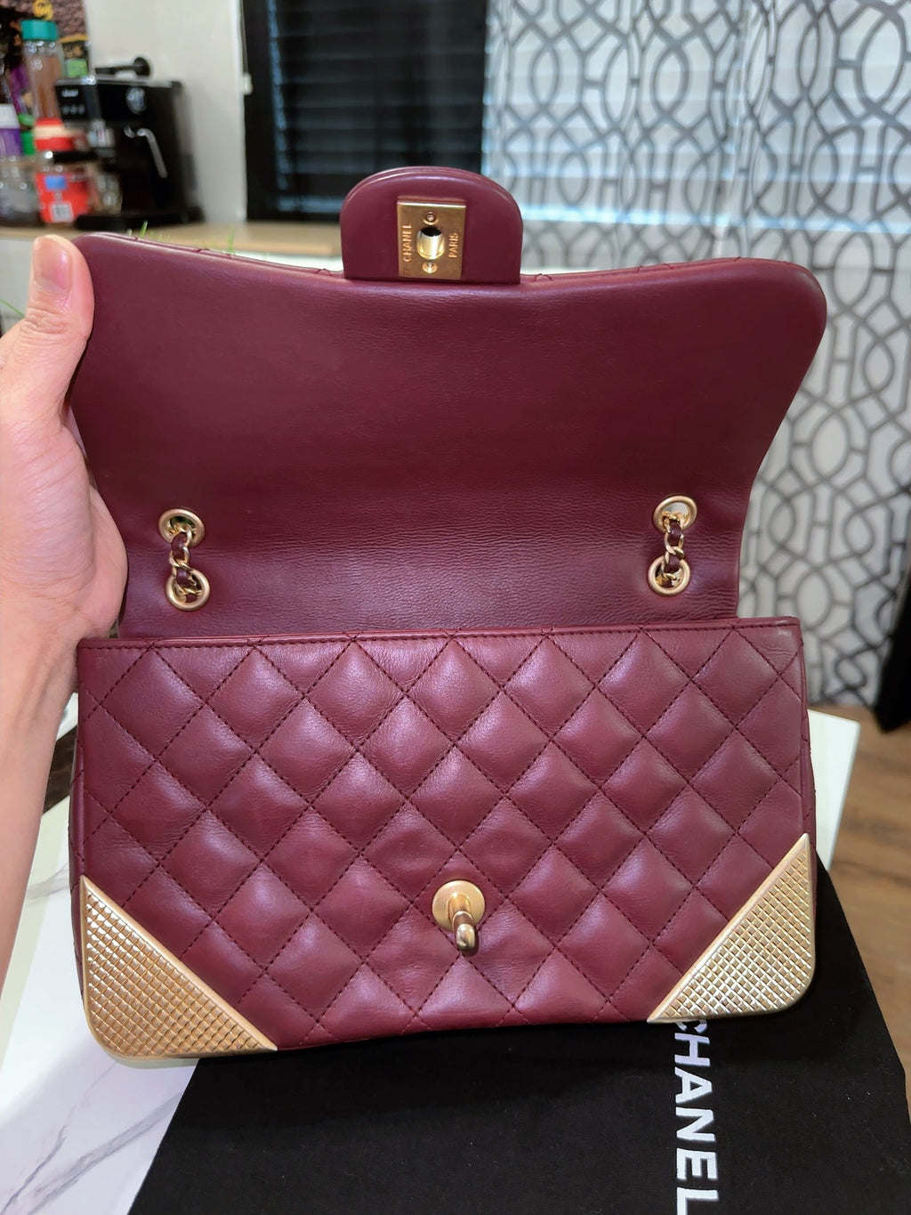 Rock the corner flap bag