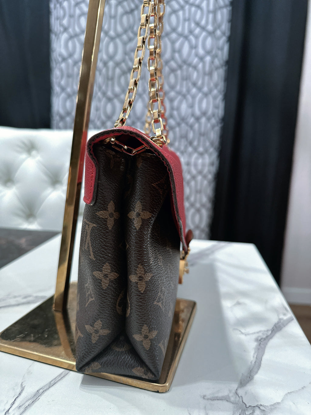 Pallas monogram chain image 7