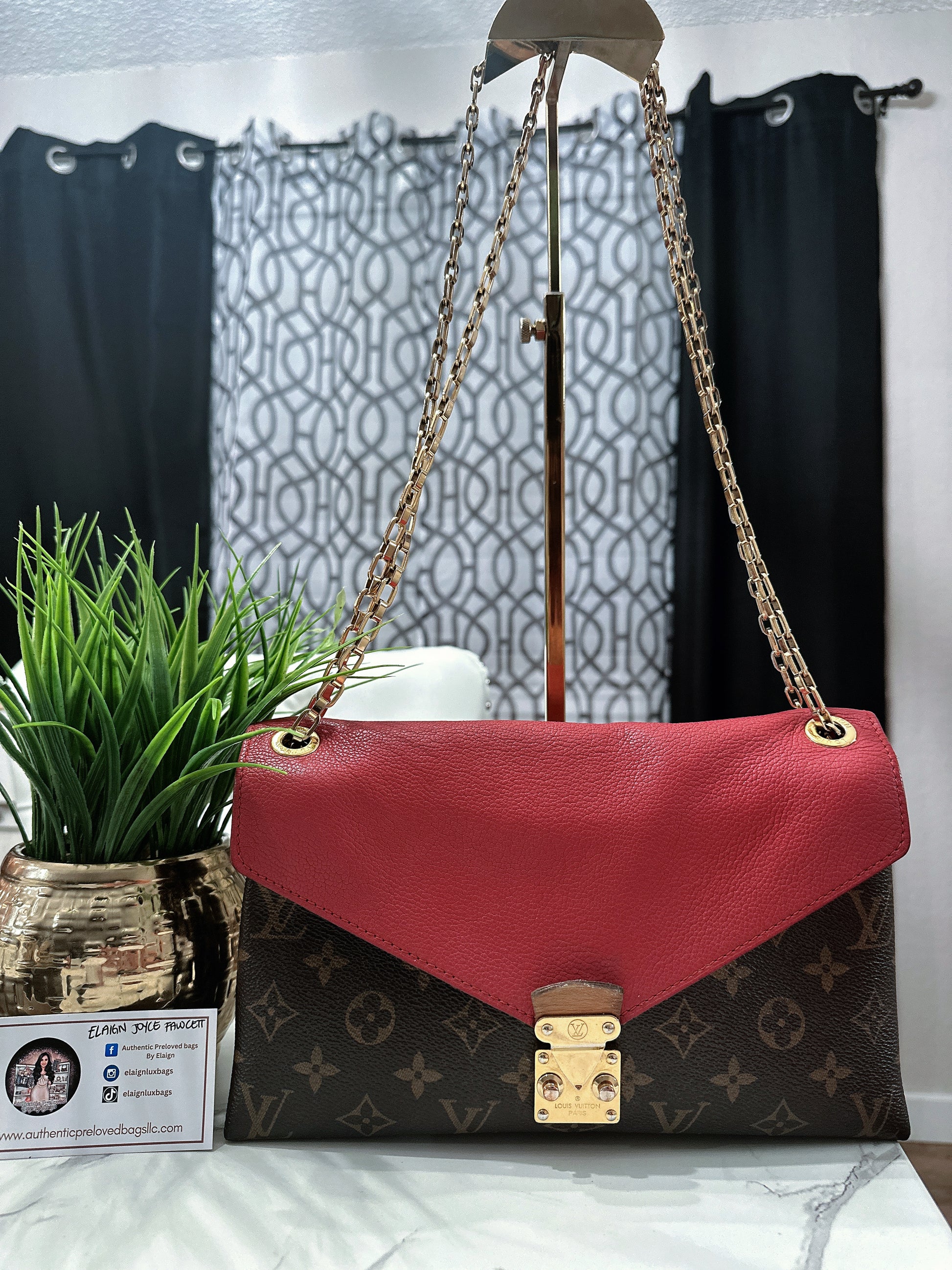 Pallas monogram chain image 0